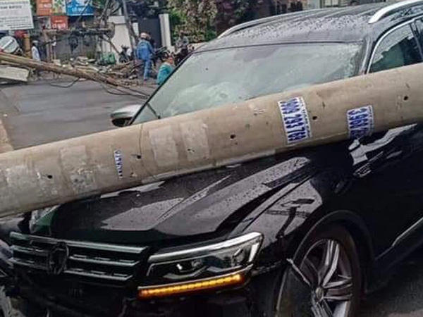 Nam tài xế lái 'xế hộp' 7 chỗ tông ngã 5 trụ điện trong 'khu nhà giàu' ở Sài Gòn, hàng trăm hộ dân mất điện