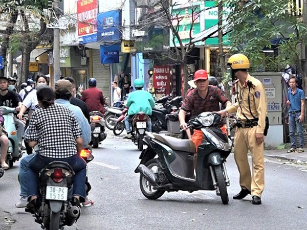 Video: 'Quên' mũ bảo hiểm khi đi đường và những pha cuống cuồng đối phó