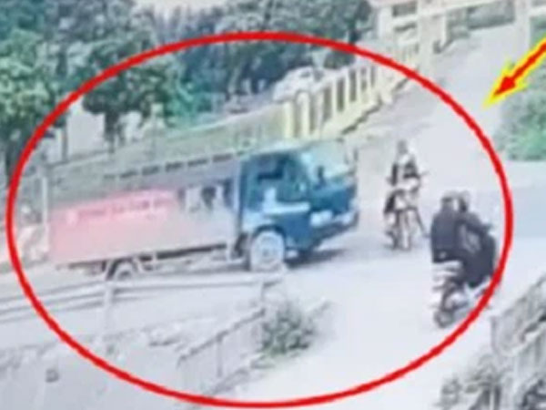 Video: Khoảnh khắc chị gái chở em trai sang đường bị ô tô tải đâm văng xuống mương khiến người xem bủn rủn