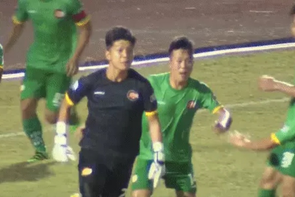 Thủ môn ở giải Hạng nhất quốc gia ăn mừng khiêu khích trọng tài gây phẫn nộ