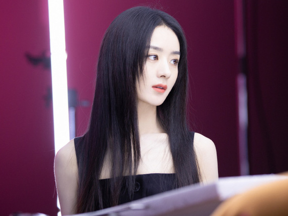 "Bóc trần" nhan sắc thật của Triệu Lệ Dĩnh qua loạt ảnh hậu trường