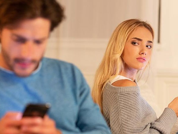 Vợ lặng người chứng kiến chồng xử sự thế này khi bồ trẻ tìm đến tận nhà