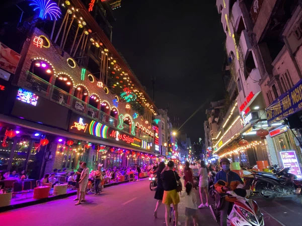 Sau 2 ngày hoạt động lại, phố Bùi Viện đông kín, bar 'sang chảnh' vắng hoe