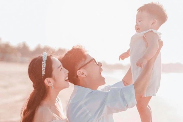 Cháu ngoại đại gia Minh 'Nhựa' lần đầu tiên lộ diện trên mạng xã hội với khuôn 'quý tử', mũm mĩm đáng yêu chuẩn bị tròn 1 tuổi