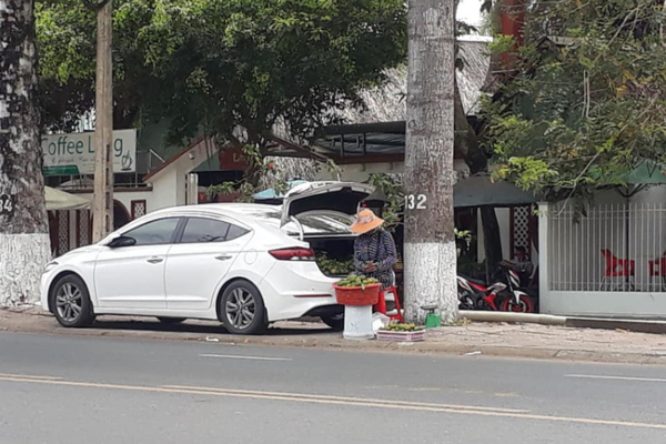 Bà chủ hàng trái cây dạo 'cực gắt', lái ô tô nhưng bình thản mở cốp xe bày hàng trên vỉa hè ngồi bán