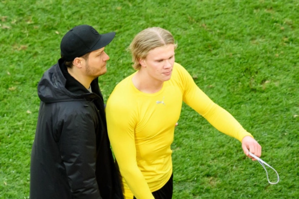 Haaland ném áo về phía đối thủ vì Dortmund bị cầm hòa