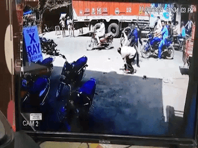 Video: Hành động của tài xế xe máy với cụ ông gây phẫn nộ