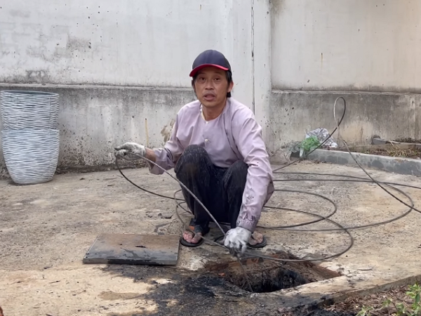 Hoài Linh tự tay móc cống: 'Nổi tiếng cũng là người, cũng phải làm hết'