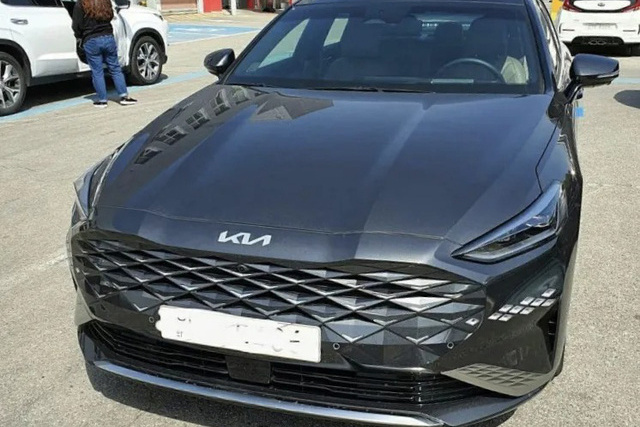 Kia K8 lần đầu lộ nội thất ngoài đời thực: Tham vọng sang chảnh như xe Đức, dùng chung hãng loa với Jaguar Land Rover