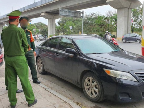 Hà Nội: Tài xế xưng là quân nhân đỗ ô tô Camry giữa ngã tư để ngủ, bị nhắc nhở liền ghì cổ, tát CSGT