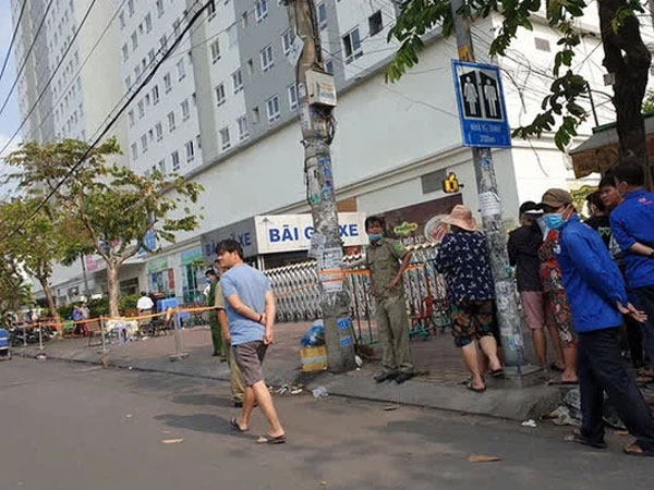Vụ 2 cô gái trẻ rơi chung cư tử vong ở TP.HCM: Cư dân thấy 2 người mặc áo khoác đen đi thang máy lên sân thượng