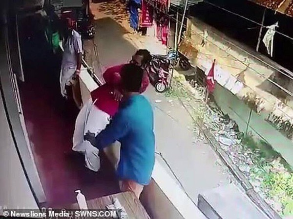Video: Đang đứng dựa vào ban công, người đàn ông tự dưng ỉu xìu rồi ngã ngửa, khoảnh khắc sau đó thót tim