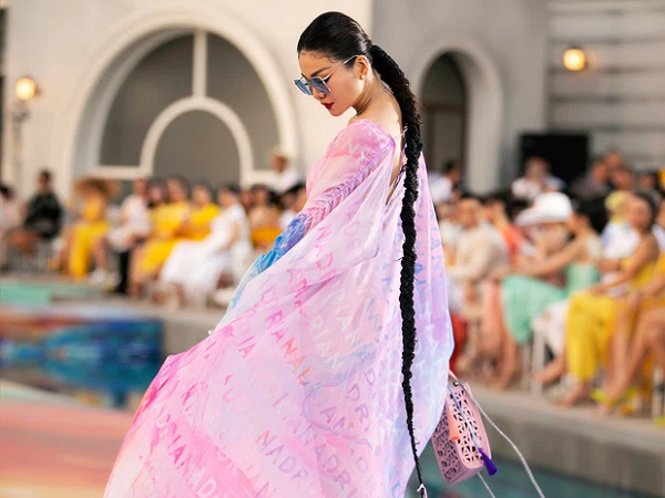HH Đỗ Hà catwalk đã thần thái hơn nhưng vẫn bị phần kết màn đỉnh cao của vedette Thanh Hằng 'chặt đẹp' khi diễn BST của NTK Adian Anh Tuấn