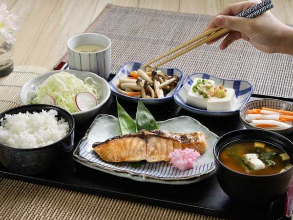 Người Nhật luôn trẻ lâu và sống thọ hơn hẳn các quốc gia khác: Nhìn 3 điểm 'khác biệt' trong mâm cơm của họ bạn sẽ hiểu