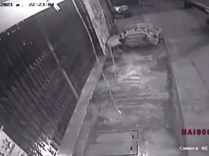 Video: Nam thanh niên chở bạn lao thẳng cửa xếp và phản ứng bất ngờ sau đó