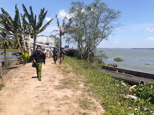 Tiền Giang: Phát hiện thi thể 2 vợ chồng và 1 người đàn ông trên sông