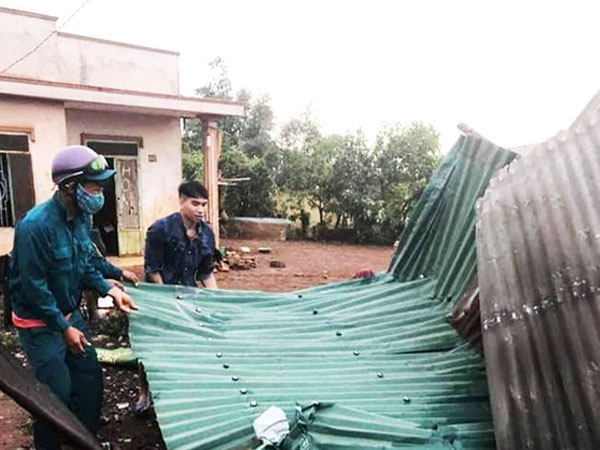 Sét đánh chết 1 người, lốc xoáy thổi bay 70 mái nhà ở Lâm Đồng