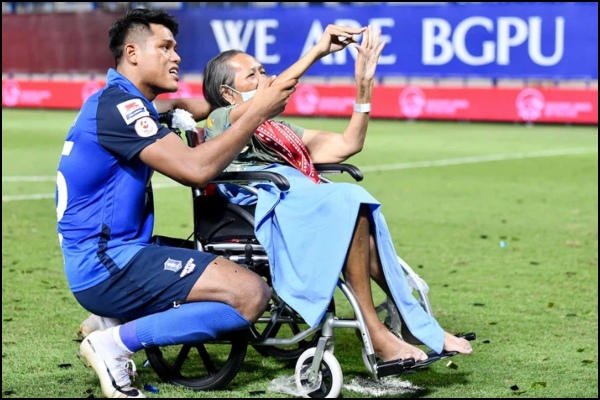 Trò cũ của Kiatisuk khiến CĐV rơi nước mắt khi đẩy xe lăn đưa mẹ tới ăn mừng chức vô địch