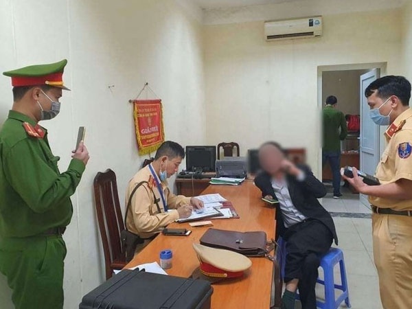 Danh tính tài xế xe Camry say xỉn xưng là quân nhân, ghì cổ và tát CSGT khi bị nhắc đỗ xe giữa ngã tư để ngủ