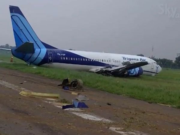 Video: Khoảnh khắc Boeing 737 của Indonesia 'mài bụng' trên đường băng
