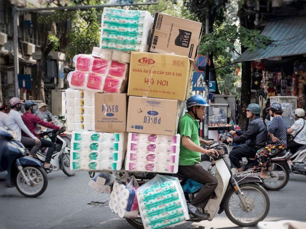 Nhan nhản xe chở hàng cồng kềnh trên đường phố Hà Nội