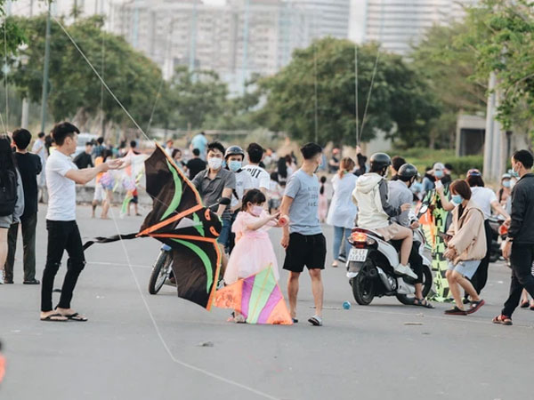 TP.HCM: Nhiều người đi đường liên tục bị dây diều cứa vào cổ, bị thương