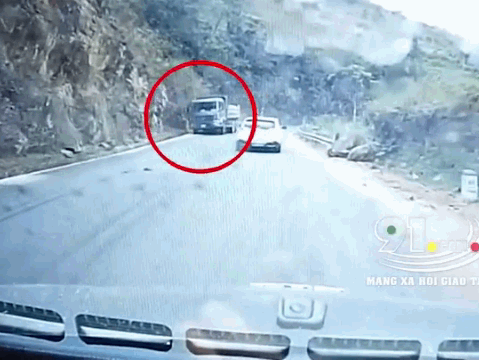 Clip: Lao vào vách núi, xe ben biến dạng sau cú tông kinh hoàng