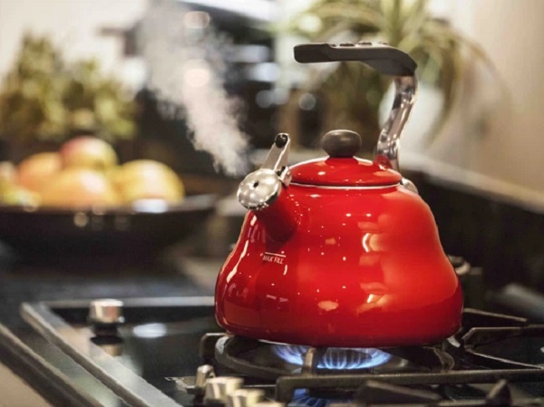 Tin đồn 'nước sôi đun lại gây ung thư, nước để qua đêm có chất độc': GS thực phẩm tiết lộ chỉ số gây bất ngờ