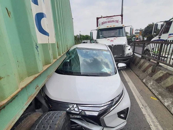 TP.HCM: Ô tô 7 chỗ bị ép bẹp dúm, mắc kẹt giữa 2 xe container khiến nhiều người rùng mình