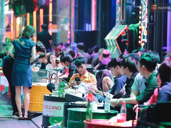Cảnh trái ngược ở phố đi bộ Bùi Viện khi mở cửa trở lại: Nơi chật kín khách, chỗ thì vắng vẻ