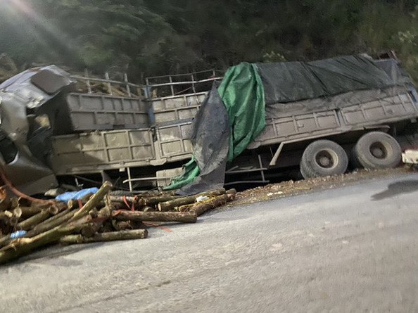 Tai nạn 7 người tử vong ở Thanh Hóa: Nhiều tấn gỗ keo tràn qua đè bẹp cabin khiến các nạn nhân mắc kẹt