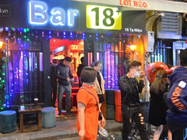 Ảnh: Nhiều bạn trẻ Hà Nội đi bar theo lệnh mở cửa nhưng vẫn phải ngậm ngùi ra về