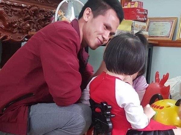 Rưng rưng khoảnh khắc bé gái rơi lầu 12 lần đầu gặp mặt anh Nguyễn Ngọc Mạnh: 'Con chào bố Mạnh, con cảm ơn bố'
