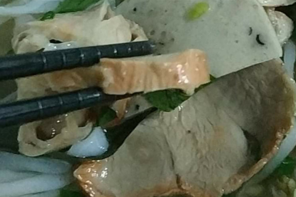 Phàn nàn vì quán bán thịt quá dày, cô gái bị dân mạng 'mắng ngược'