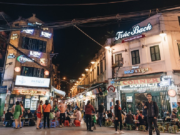 Đã lâu rồi các 'dân chơi' Thủ đô mới rốp rẻng thế này: Bar pub ở Tạ Hiện nhộn nhịp 'lên đèn, lên nhạc' sau thời gian dài đóng cửa