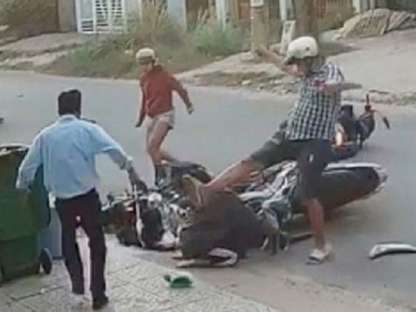 Kẻ dùng vũ khí đánh liên tiếp vào đầu nữ sinh sau va chạm giao thông bị tuyên 27 tháng tù
