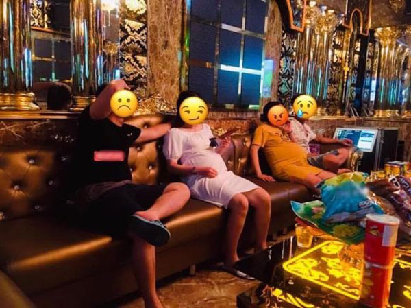 Biết chồng đi karaoke tay vịn, 'nóc nhà' cao tay chẳng nói câu nào chỉ làm một việc khiến anh chàng mếu máo xin chừa