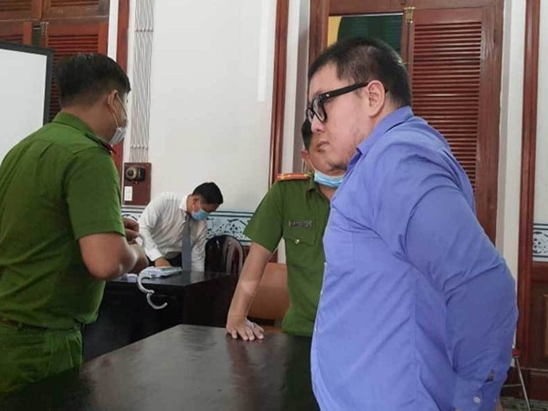 Lao ô tô vào cha mẹ đối thủ để trả thù
