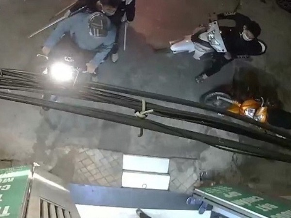 Hà Nội: Truy tìm nhóm côn đồ ném chất bẩn, đập phá hiệu thuốc, hành hung thai phụ