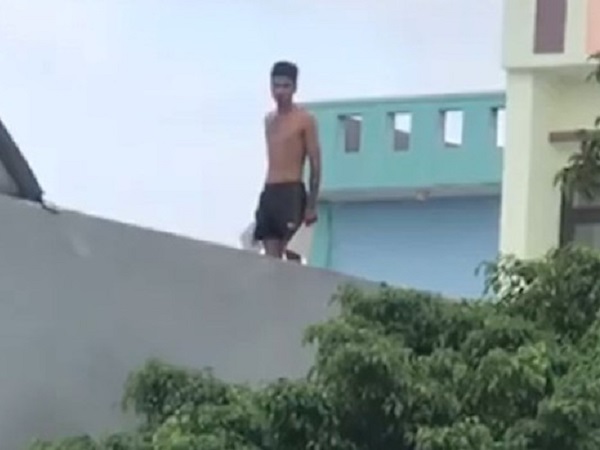 Thanh niên có biểu hiện ngáo đá trèo lên nóc nhà la hét, ném gạch xuống đường