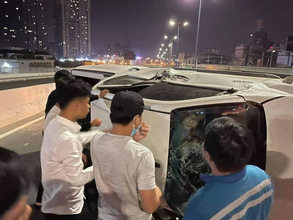 Ô tô lật nhào trên cầu Sài Gòn, 2 người bị thương