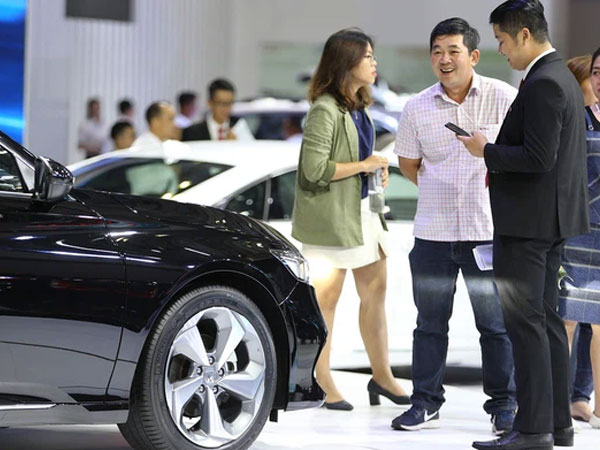 Thị trường ảm đạm, giá xe ô tô đua nhau giảm mạnh