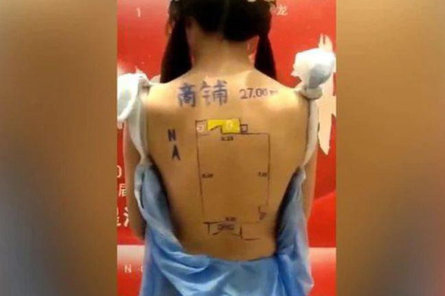 Chủ đầu tư vẽ cả bản đồ chung cư lên lưng người mẫu để chào bán