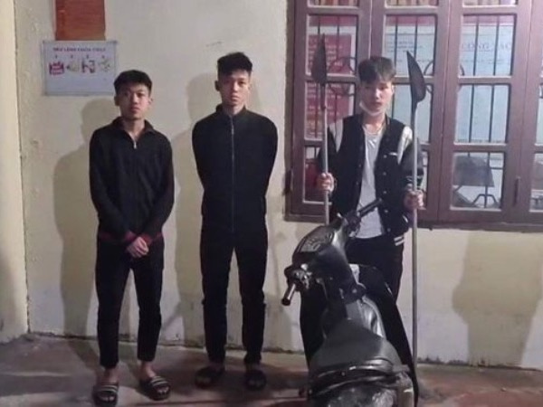 Hải Phòng: CAGT ngăn chặn 3 thanh niên mang dao bầu đi dạo phố