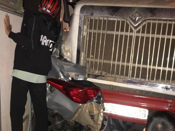 Xe container bất ngờ tự trôi, đâm bẹp 2 ôtô