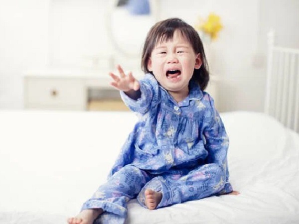 Bé gái 5 tuổi liên tục kêu đau 'vùng kín', quần lót có dịch lạ, nhìn cách bé mặc đồ bác sĩ đã hiểu lý do