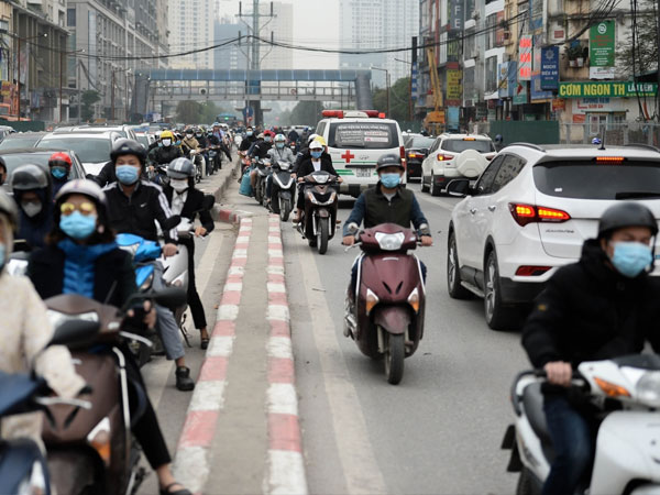 'Biển người' nối đuôi nhau đi ngược chiều ở ngã tư Khuất Duy Tiến