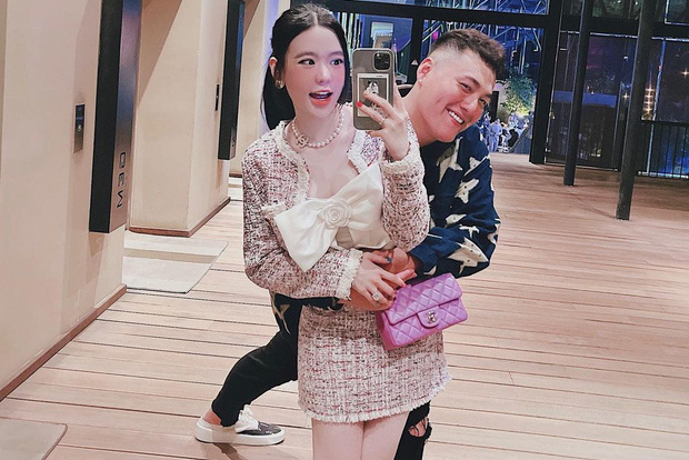 Đứng cạnh vợ 'nấm lùn', con trai ông trùm điện tử Sài Gòn sở hữu chiều cao 1m91 đã có hành động cực kỳ tâm lý