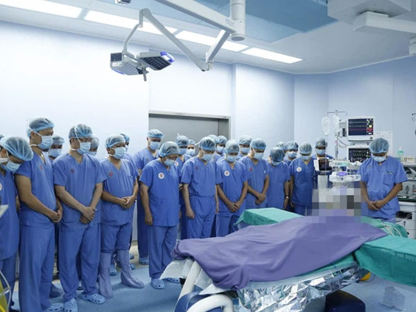 Cái kết đẹp sau hành trình người mẹ 71 tuổi đi tìm trái tim của con trai chết não