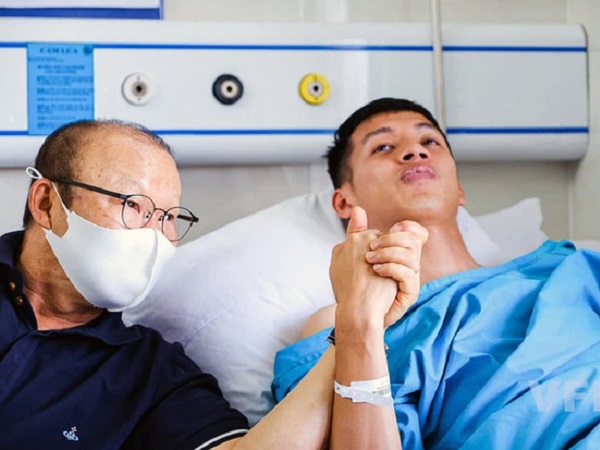Khoảnh khắc xúc động: Hùng Dũng nắm chặt lấy tay thầy Park không muốn rời, hứa ra sân nếu ĐT Việt Nam đi tiếp ở vòng loại World Cup 2022
